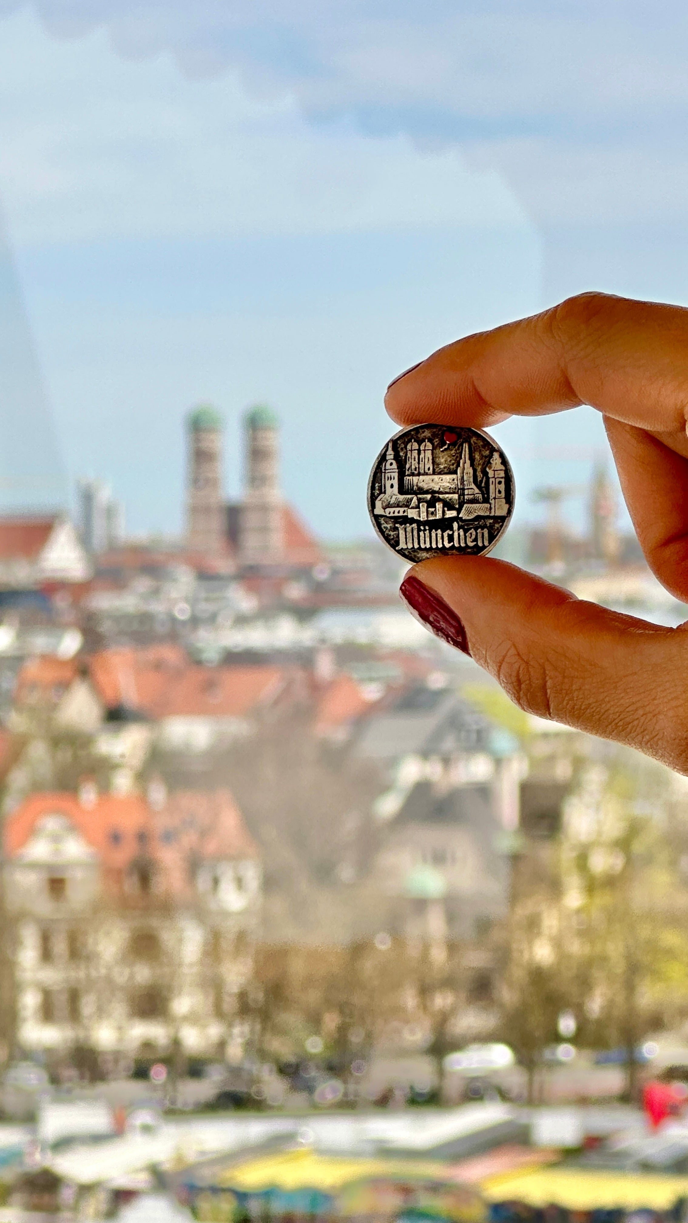 anstecker-münchen-vor-skyline-münchen