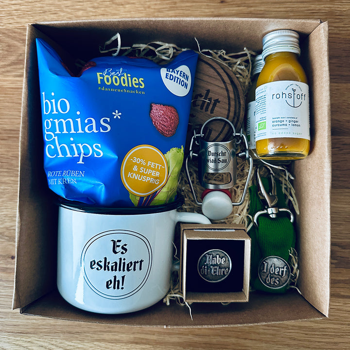 bayerischen Geschenkbox groß mit Ingwershots, Pin, Chips, Schlüsselband, Emaillebecher, Bügelverschluss, Holzuntersetzer