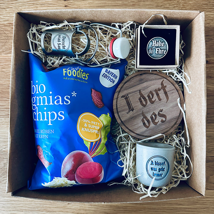 bayerischen Geschenkbox klein mit Pin, Chips, Steinkrug, Bügelverschluss, Holzuntersetzer