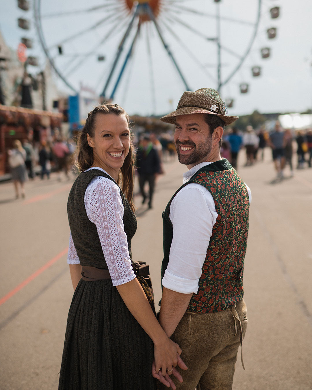 mann-und-frau-in-tracht-vor-riesenrad