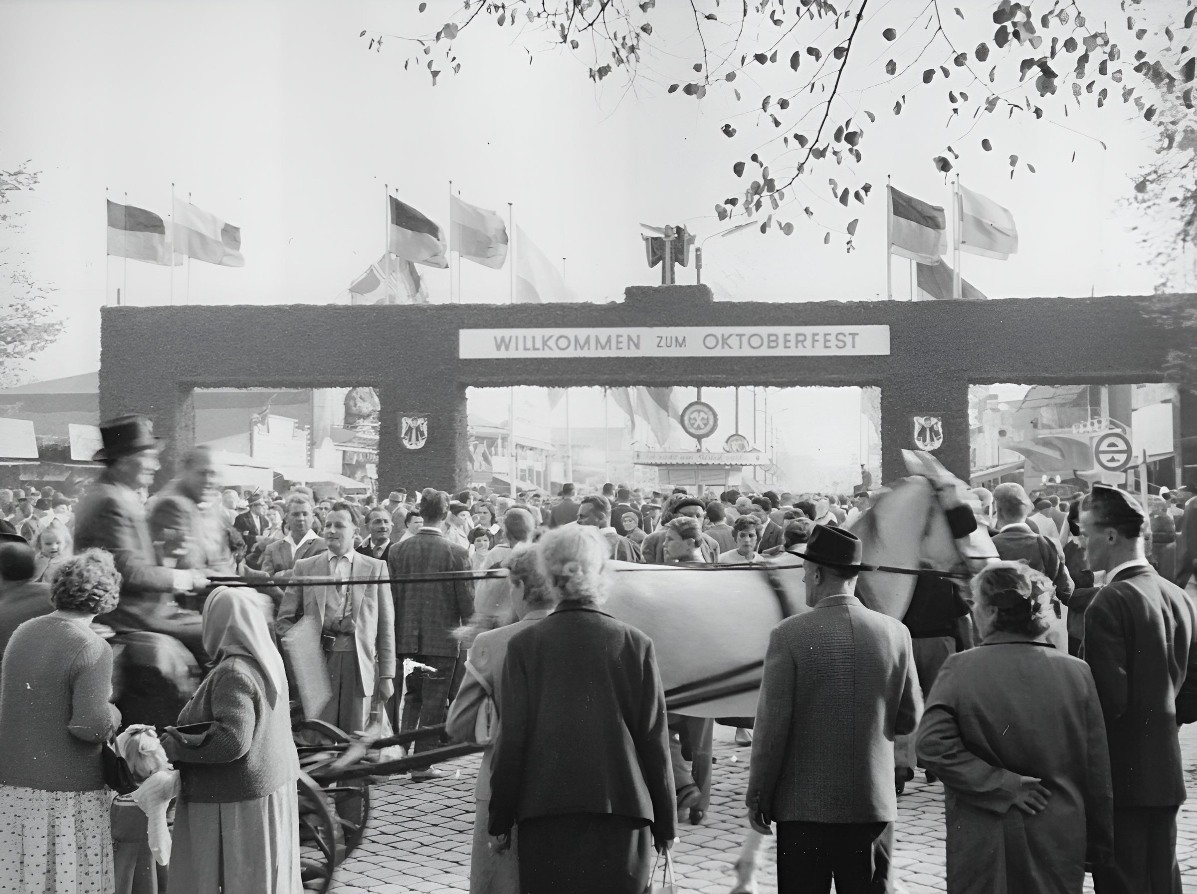 historisches-bild-eingang-oktoberfest-in-schwarz-weiß