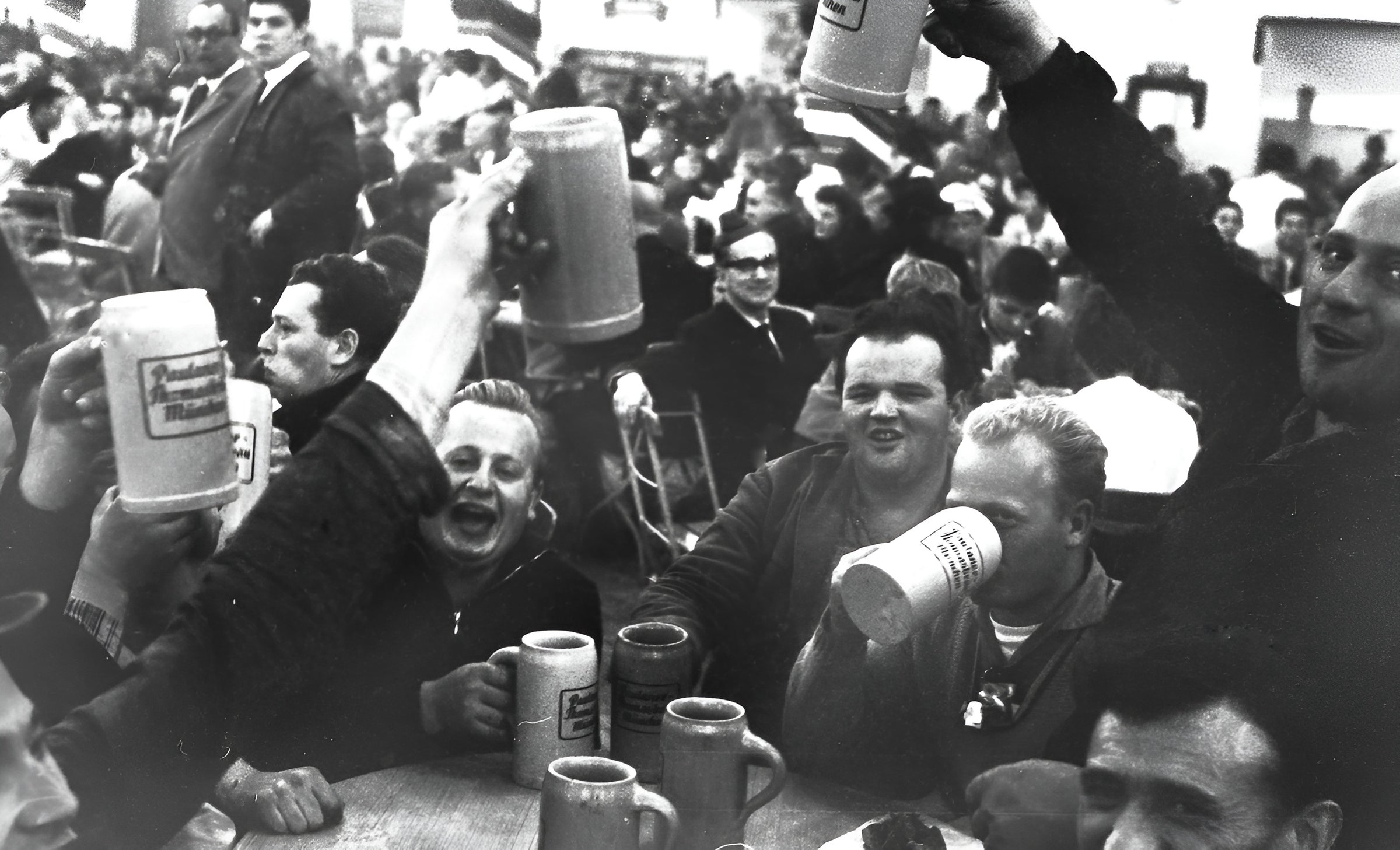 historisches-bild-in-schwarz-weiß-von-männern-die-bier-trinken-auf-dem-oktoberfest