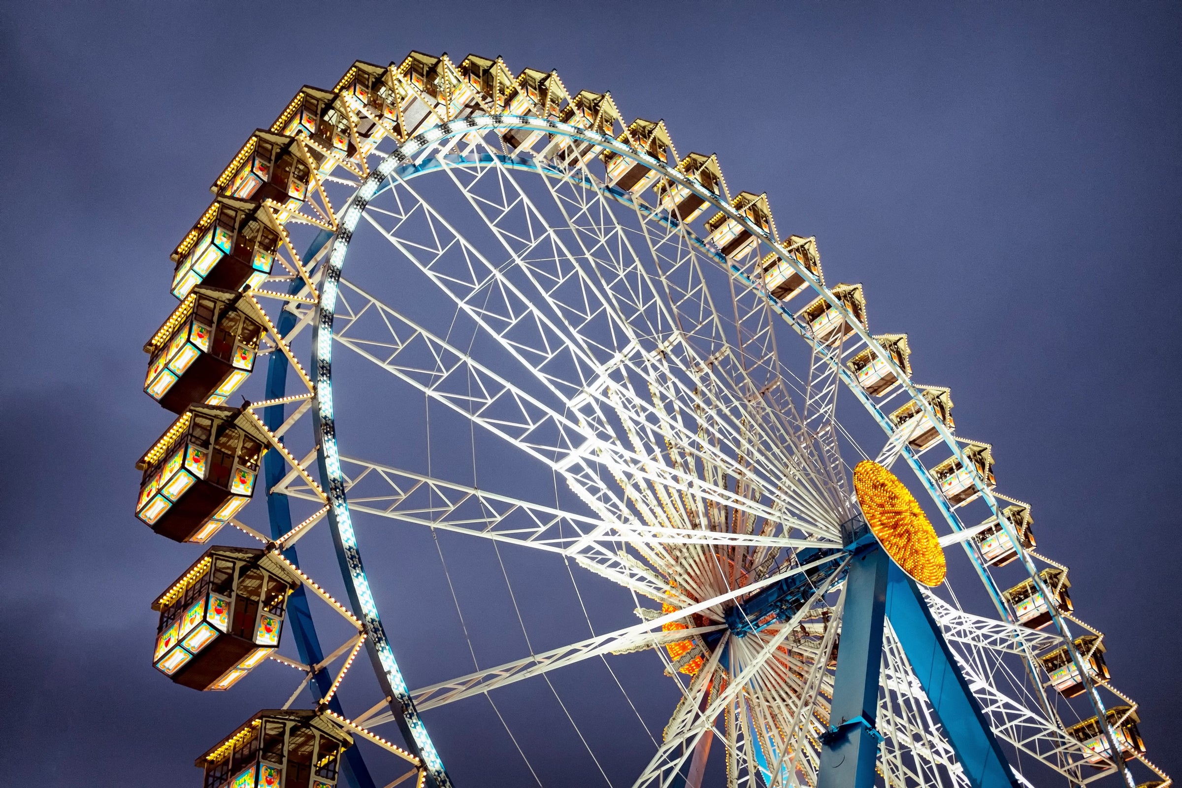 beleuchtetes-riesenrad-auf-dem-oktoberfest