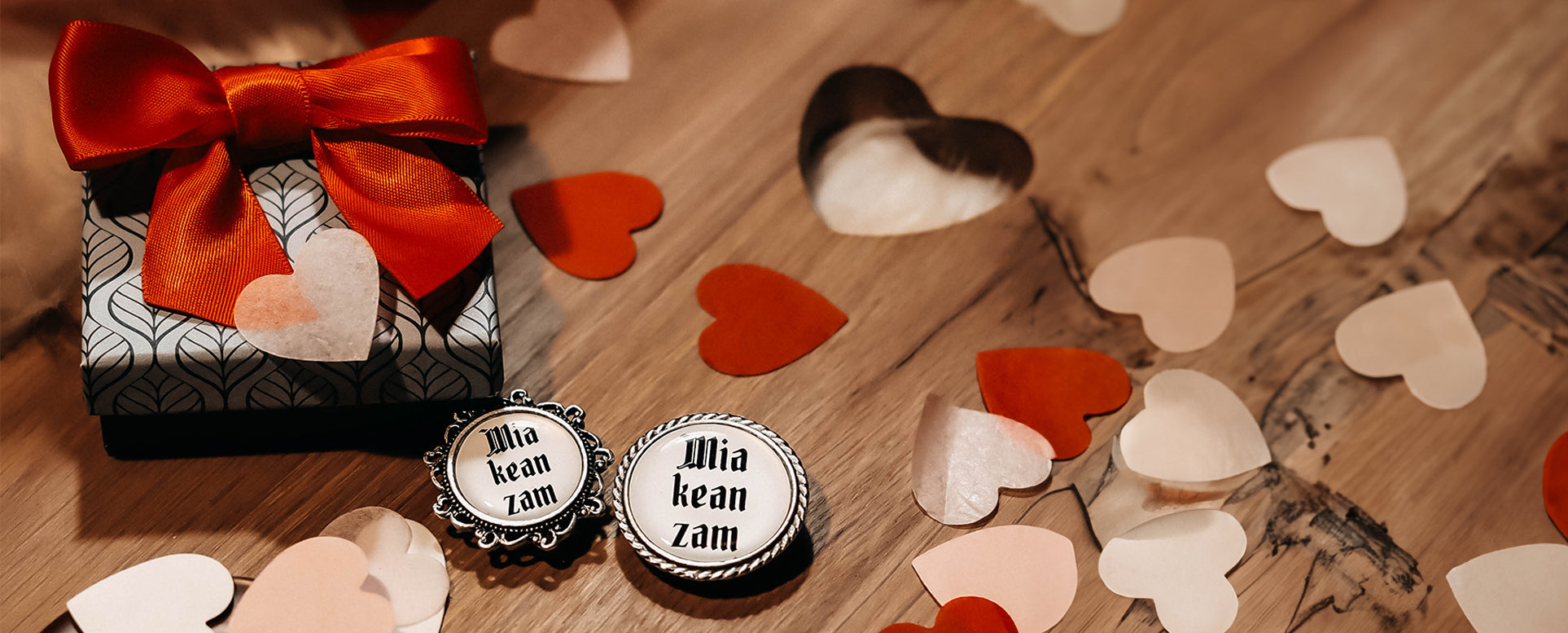 Zwei Gaudiknöpfe mit dem Spruch Mia kean zam als Geschenk für den Valentinstag